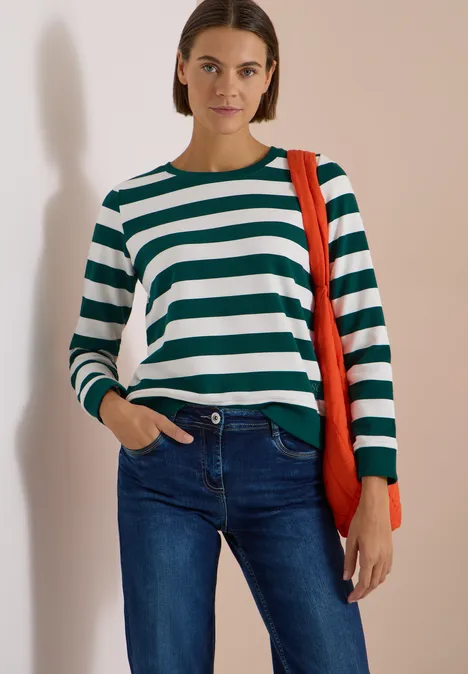 Sweatshirt mit Rundhals und Streifen dark fir green Frau trägt grün-weiß gestreiften Pullover, blaue Jeans und oranger Tasche.