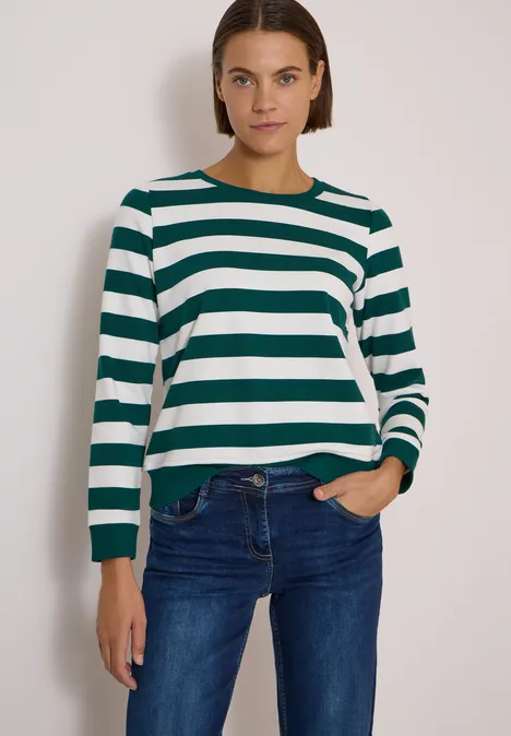 Sweatshirt mit Rundhals und Streifen dark fir green Frau in grün-weiß gestreiftem Pullover und blauer Jeans vor schlichtem Hintergrund.