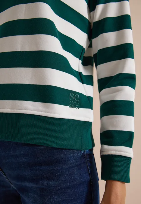 Sweatshirt mit Rundhals und Streifen dark fir green Person trägt einen grün-weiß gestreiften Langarm-Pullover und eine blaue Jeans.