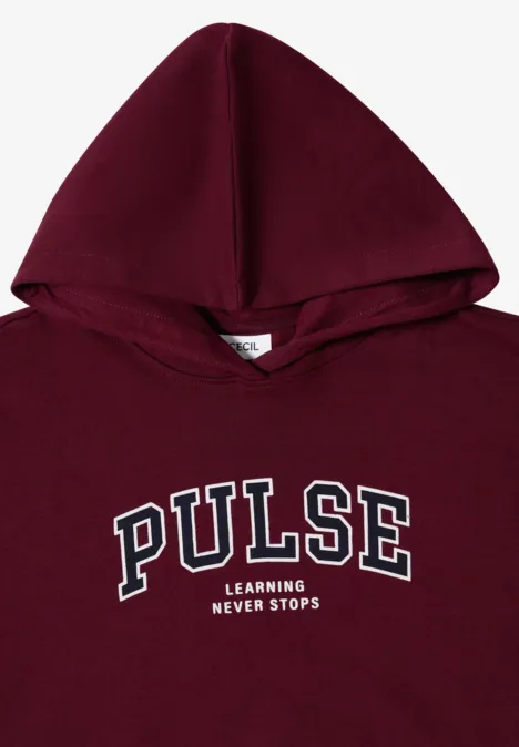 Bordeauxroter Kapuzenpullover mit weißem 'PULSE'-Schriftzug und 'LEARNING NEVER STOPS'.
