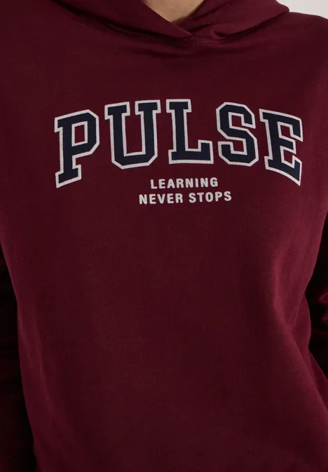 Rotes Kapuzen-Sweatshirt mit weißem Schriftzug 'PULSE LEARNING NEVER STOPS'.