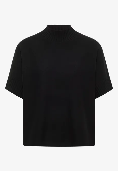 Schwarzer, kurzärmeliger Strickpullover mit hohem Kragen, locker geschnittenes, minimalistisches Design.