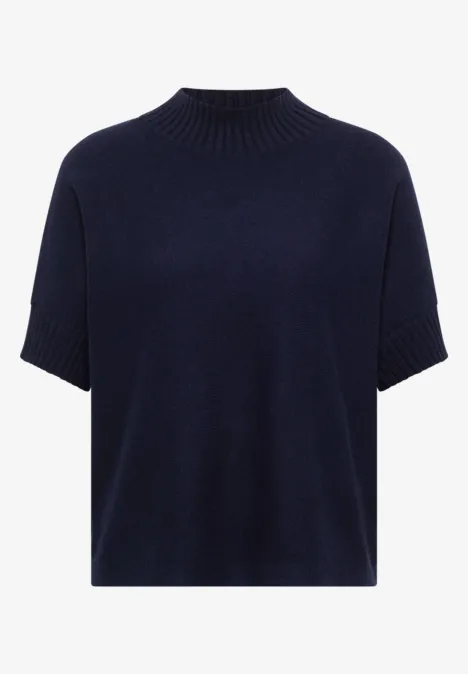 Navyblauer Strickpullover mit kurzem Ärmel und hohem Rollkragen.