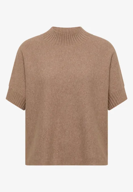 Beiger Kurzarm-Pullover mit Stehkragen aus feinem Strick.