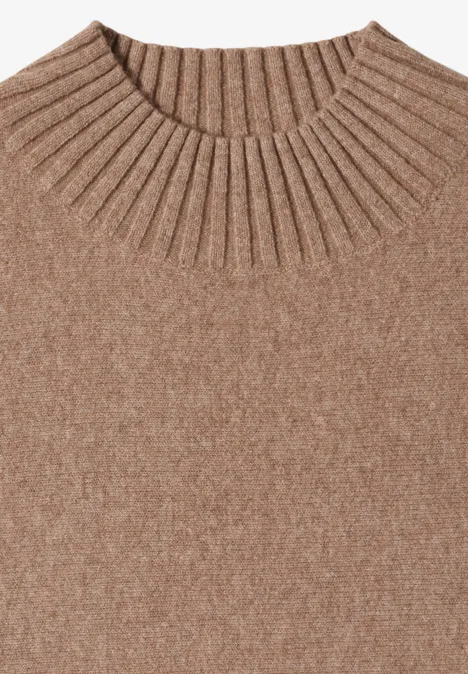 Ärmelloser Strickpullover in Beige mit Rippstrickkragen.