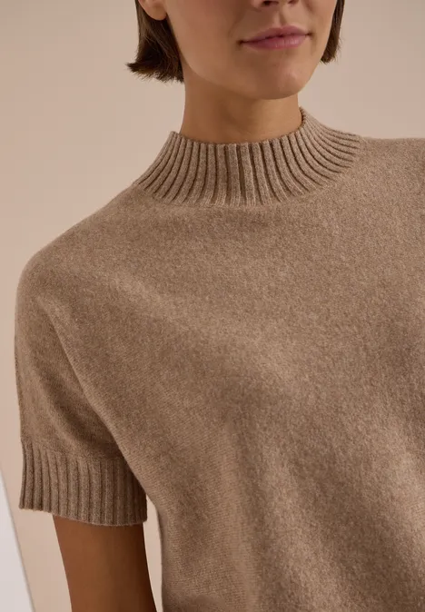 Beige Kurzarm-Pullover aus Kaschmir mit hohem Rollkragen, Detailansicht am Oberkörper.