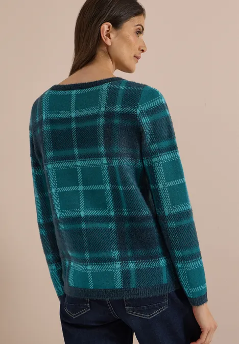 Langarm Pullover mit Karomuster deep petrol blue Frau von hinten in blau-grün kariertem Pullover und Jeans