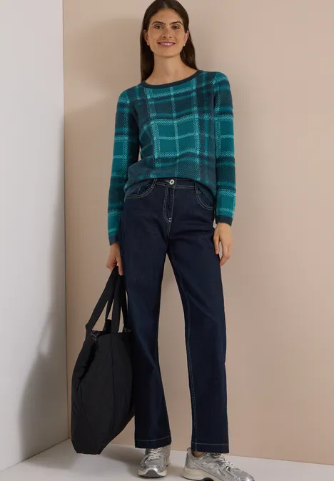 Langarm Pullover mit Karomuster deep petrol blue Frau in kariertem grünen Pullover, weiten dunkelblauen Jeans und großer Tasche.