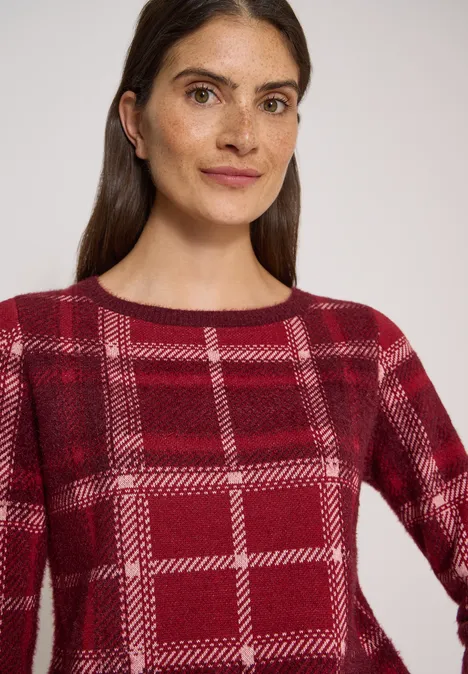 Langarm Pullover mit Karomuster red wine Portrait einer Frau in rotem kariertem Oberteil vor hellem Hintergrund