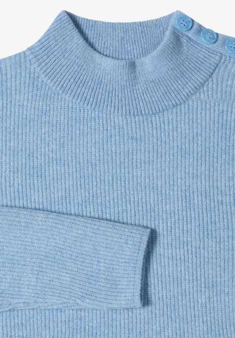 Pullover mit Struktur und Knopfdetail easy blue melange Hellblauer, gerippter Rollkragenpullover mit langem Ärmel, flach gefaltet präsentiert.
