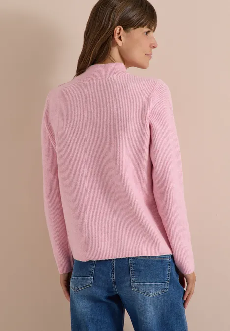 Pullover mit Struktur und Knopfdetail mellow rose melange Frau von hinten in rosa Pullover und blauer Jeans vor neutralem Hintergrund.