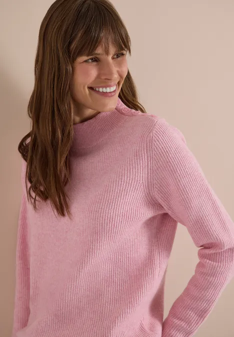 Pullover mit Struktur und Knopfdetail mellow rose melange Eine lächelnde Frau mit halblang braunen Haaren trägt einen rosafarbenen Pullover.
