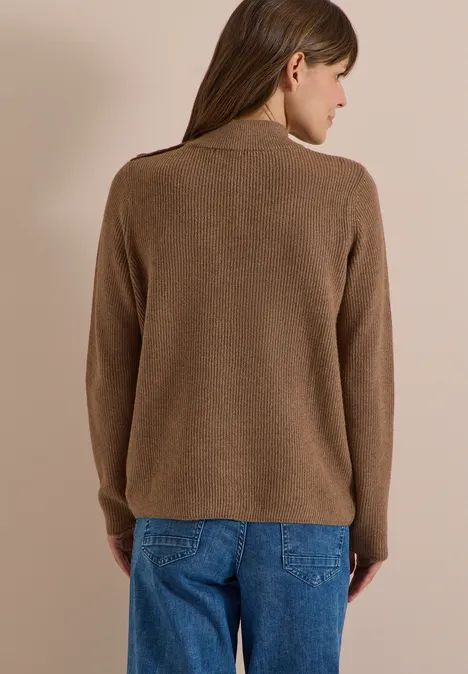 Pullover mit Struktur und Knopfdetail dark toffee brown melange Frau von hinten in braunem Strickpullover und blauer Jeans vor neutralem Hintergrund.