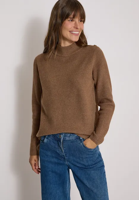 Pullover mit Struktur und Knopfdetail dark toffee brown melange Eine lächelnde Frau trägt einen braunen Pullover und blaue Jeans vor hellem Hintergrund.
