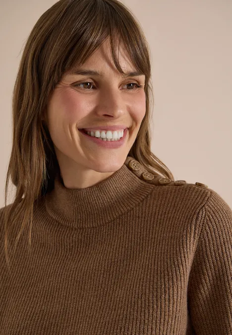 Pullover mit Struktur und Knopfdetail dark toffee brown melange Lächelnde Frau in braunem Rollkragenpullover vor hellem, neutralem Hintergrund.