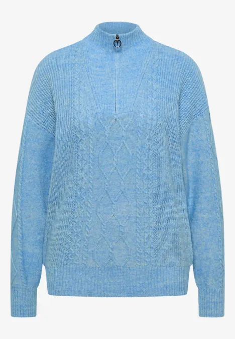 Hellblauer, grob gestrickter Pullover mit Zopfmuster und halbem Reißverschluss.