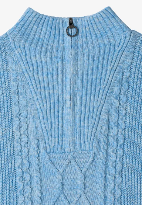 Hellblaues, ärmelloses Stricktop mit Reißverschlussring am Kragen und Zopfmuster.