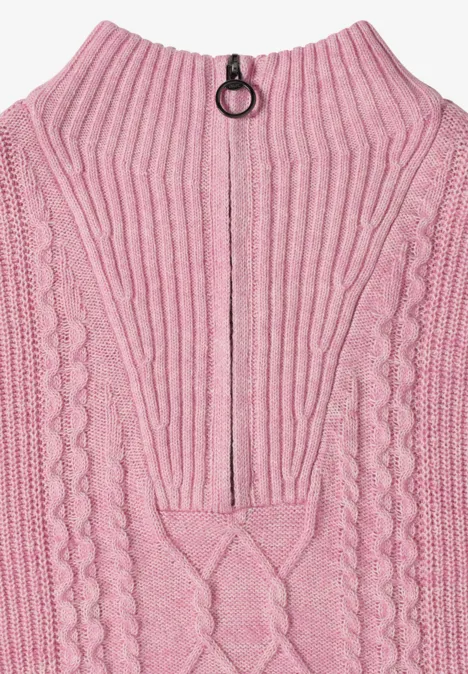 Rosa Strickpullover mit Zipper und Ösenring am Kragen.