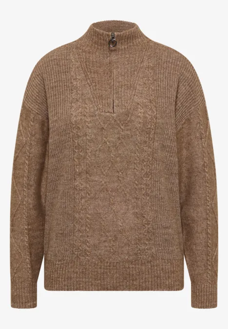 Brauner, grobgestrickter Pullover mit hohem Kragen und halbem Reißverschluss.