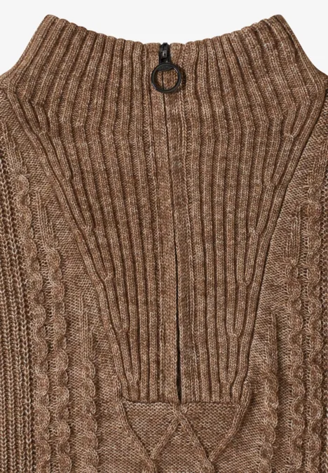 Brauner, grob gerippter Strickkragen mit Zipper und Zopfmuster.