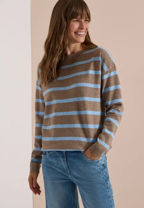 Pullover mit Boat Neck und Streifen urban taupe melange Eine lächelnde Frau trägt einen grauen Pullover mit hellblauen Streifen und blaue Jeans.