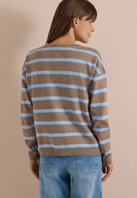 Pullover mit Boat Neck und Streifen urban taupe melange Frau steht von hinten, trägt gestreiften Pullover und Jeans vor neutralem Hintergrund.