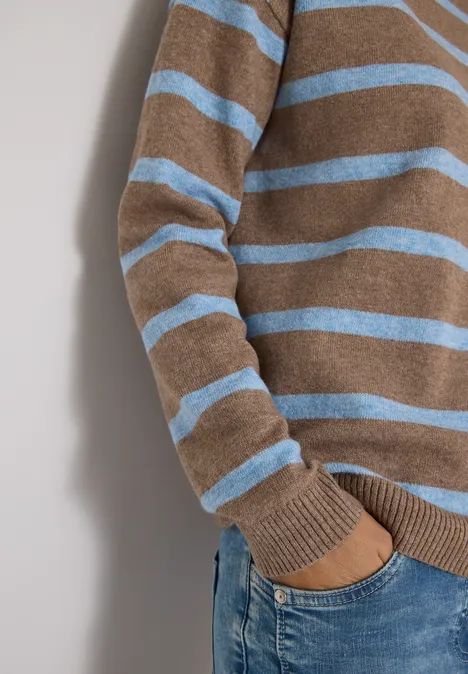 Pullover mit Boat Neck und Streifen urban taupe melange Person trägt braun-blauen gestreiften Pullover und Jeans, Hand in Hosentasche.