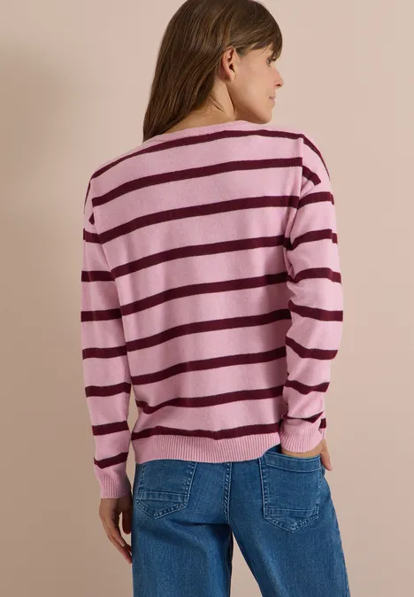 Pullover mit Boat Neck und Streifen mellow rose melange Frau von hinten in rosa-lila gestreiftem Pullover und blauen Jeans vor neutralem Hintergrund.
