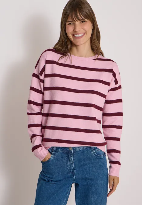 Pullover mit Boat Neck und Streifen mellow rose melange Frau in gestreiftem rosa Pullover und blauen Jeans lächelt.