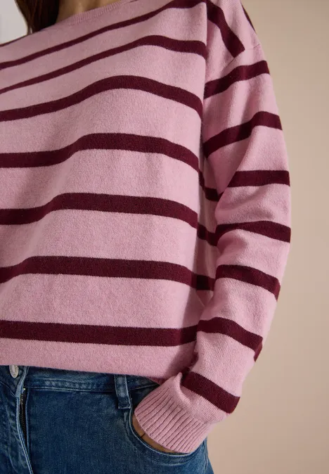 Pullover mit Boat Neck und Streifen mellow rose melange Person trägt rosafarbenen Pullover mit dunkelroten Streifen und Jeans.