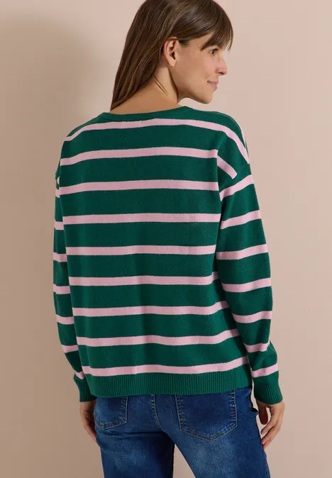Pullover mit Boat Neck und Streifen dark fir green melange Frau von hinten in grün-weiß-rosa gestreiftem Pullover und blauer Jeans vor neutralem Hintergrund.