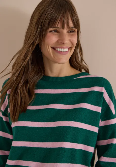 Pullover mit Boat Neck und Streifen dark fir green melange Frau lächelt in einem grün-rosa gestreiften Pullover.