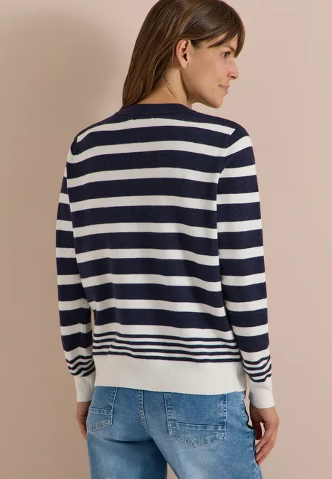 Pullover mit Rundhals und Streifen urban dark blue melange Frau von hinten in navy-weiß gestreiftem Pullover mit weißem Bund.