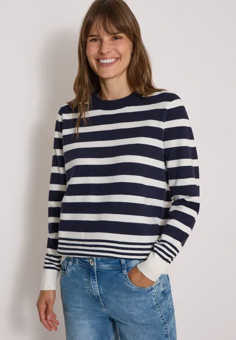Pullover mit Rundhals und Streifen urban dark blue melange Eine Frau lächelt in einem blau-weiß gestreiften Pullover und Jeans vor weißem Hintergrund.