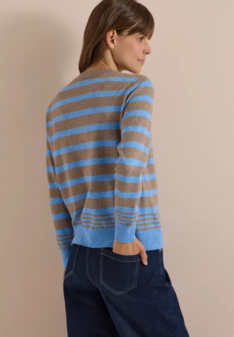 Pullover mit Rundhals und Streifen urban taupe melange Eine Frau mit seitlichem Blick trägt einen gestreiften Pullover in Beige und Hellblau und dunkelblaue Jeans.
