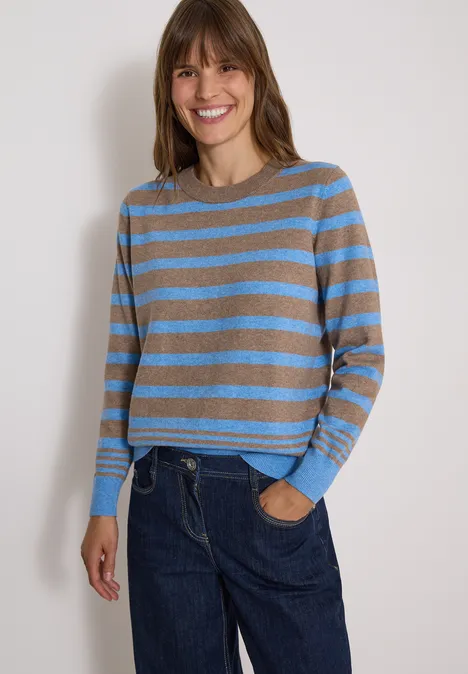 Pullover mit Rundhals und Streifen urban taupe melange Eine Frau lächelt und trägt einen gestreiften Pullover in Blau und Grautönen zu Jeans.