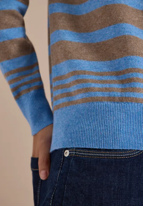 Pullover mit Rundhals und Streifen urban taupe melange Detailaufnahme eines braun-blau gestreiften Pullovers, dazu Jeans und Hand in der Hosentasche.