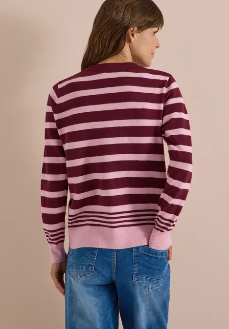 Pullover mit Rundhals und Streifen red wine melange Rückansicht einer Frau in rosa-violetten Ringel-Pullover und blauen Jeans.