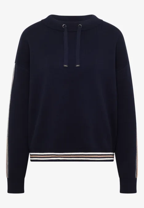 Pullover mit Turtle Neck und College-Details urban dark blue melange Dunkelblauer Pullover mit Kapuzenkordeln und weißen sowie beigen Streifen am Saum und an den Ärmeln.