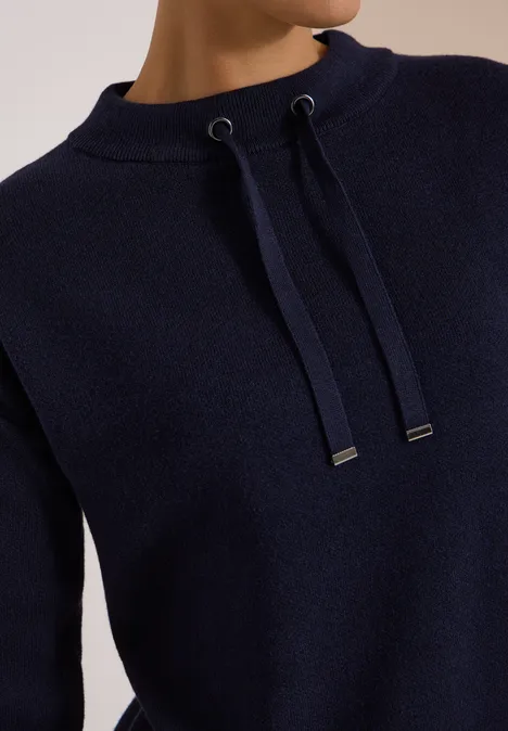 Pullover mit Turtle Neck und College-Details urban dark blue melange Dunkelblauer Pullover mit weitem Halsausschnitt und Kordelzug mit Metallenden.