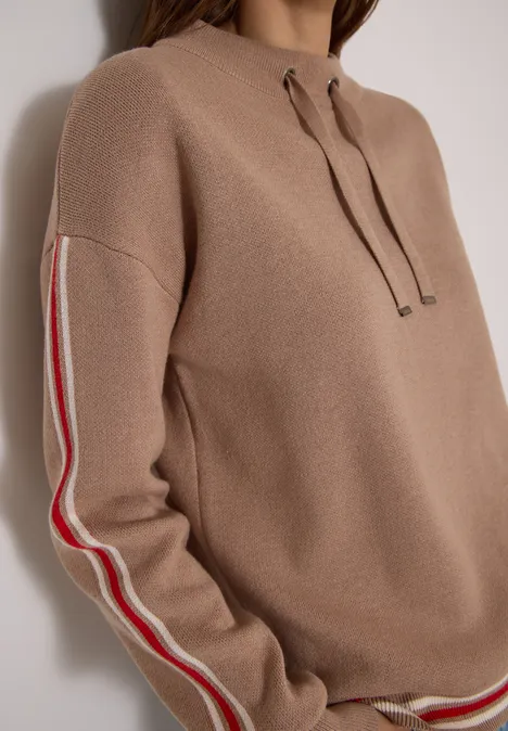 Trui met col en college-details creamy mocha melange Beige trui met capuchon en trekkoord, mouwen met contrasterende rood-witte strepen.