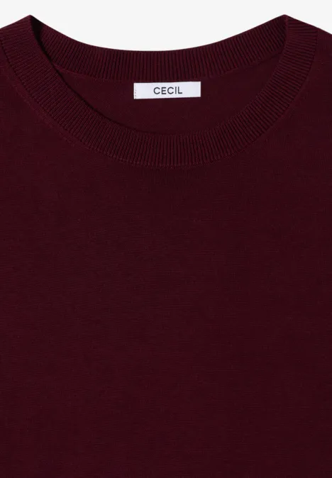 Pullover mit Rundhals und Layering-Detail red wine Bordeauxfarbener Rundhalspullover mit 'CECIL'-Label, gefaltet und von oben fotografiert.