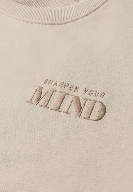 Beiger Pullover mit gesticktem Schriftzug "SHARPEN YOUR MIND".