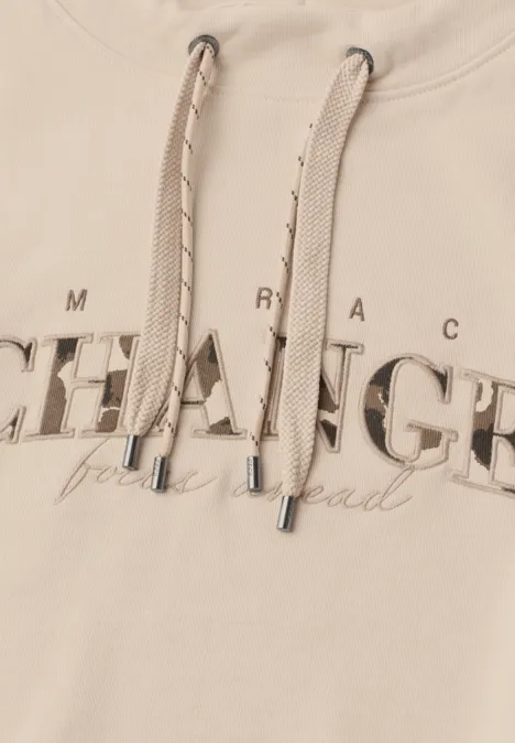 Beiger Hoodie mit Tunnelzug und großem Schriftzug 'CHANGE for good' auf der Brust.