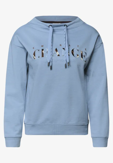 Hellblauer Kapuzenpullover mit Kordelzug und goldglänzendem Schriftzug auf der Brust.