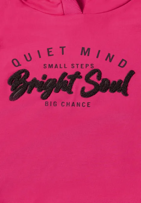 Pinkfarbener Hoodie mit schwarzem Glitzerschriftzug 'Bright Soul' und dem Spruch 'Quiet Mind, Small Steps, Big Chance'.