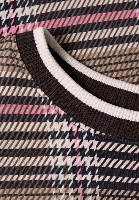 Sweat-shirt à col rond et motif à carreaux dark toffee brown Nahaufnahme eines karierten Strickpullovers mit Hahnentrittmuster und kontrastfarbenem Rundhalsausschnitt.