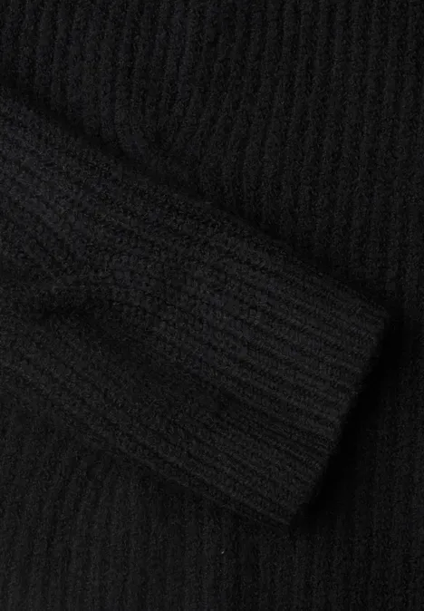 Schwarzer, grob gerippter Strickpullover mit sichtbar gefaltetem Ärmel auf hellem Untergrund.