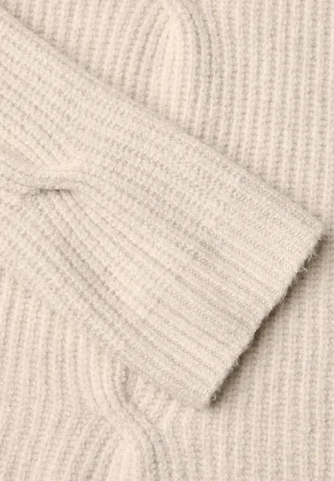 Pull col montant à motif torsadé oat milk beige melange Gros plan d'un pull en tricot beige à motif torsadé.