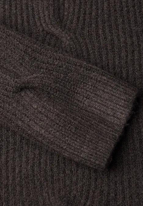 Brauner Strickpullover-Ärmel mit feiner Rippenstruktur.